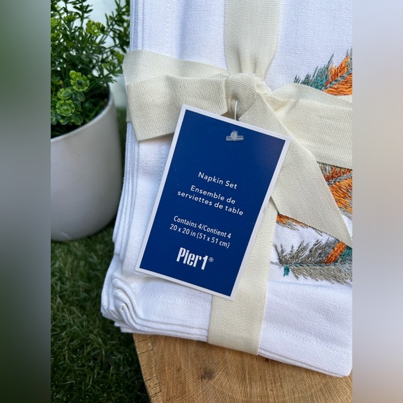 Pier 1 Napkin Set
Contains 4/Contient 4
20 x 20 in (51 x 51 cm) white new - Picture 5 of 9